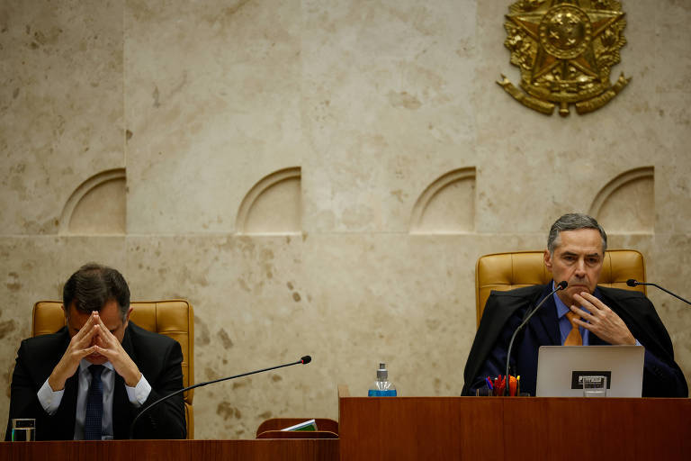 O presidente do Senado, Rodrigo Pacheco (PSD-MG) e o presidente do STF (Supremo Tribunal Federal), Luís Roberto Barroso, em sessão da corte de comemoração aos 35 anos da Constituição brasileira de 1988, em Brasília
