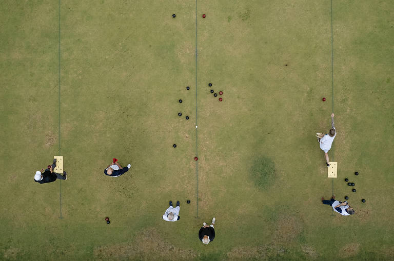 Foto aérea de jogadores em gramado para o bowls