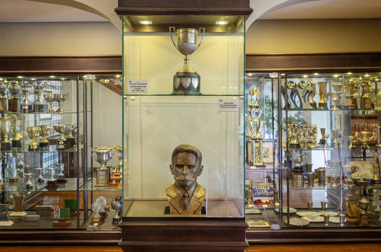 Sala de troféus com busto de Charles Miller, com seu bigode característico