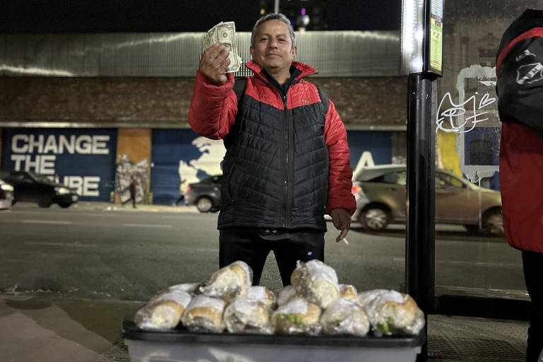 O vendedor Juan Álvarez oferece uma sanduíche de milanesa por US$ 1 no último evento de campanha do ultraliberal Javier Milei, que promete dolarizar a economia argentina, em Buenos Aires