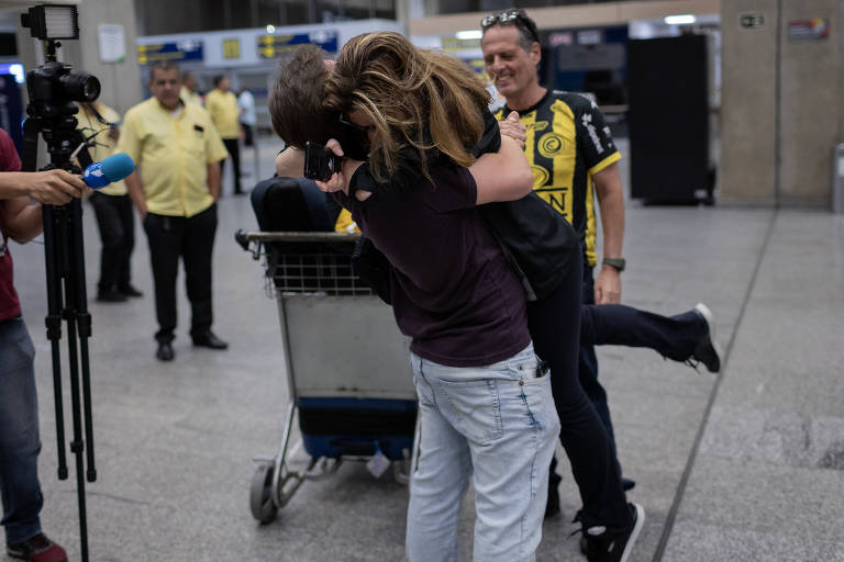 Brasileiros choram de alívio, alegria e tristeza ao desembarcar de último voo de 1ª fase de resgate em Israel