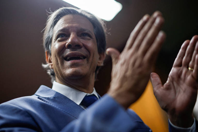 Fernando Haddad gesticula durante entrevista em Brasília
