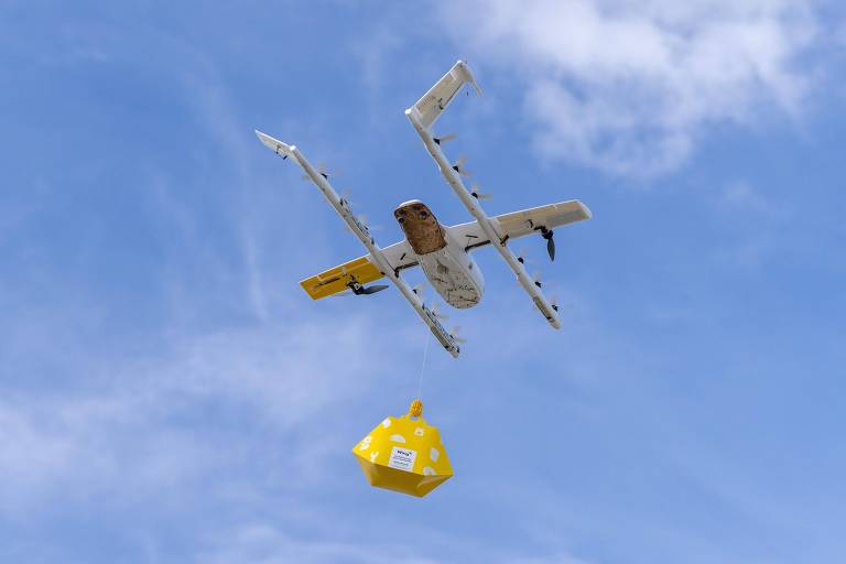 Drone carrega encomenda para ser entregue