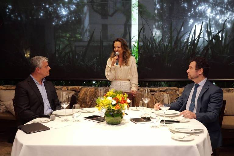 A presidente do grupo Voto, Karim Miskulim, em evento com Marcos Troyjo (à esq.) e Gustavo Segré