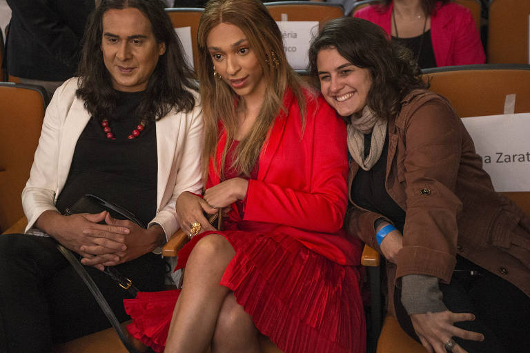 Padre Julio Lancellotti e homenageado pelos  mais de 40 anos dedicados a luta pelos direitos humanos, na estreia do filme "O QUE NOS ESPERA", de Bruno Xavier e Chico Bahia. Na foto, as deputadas Duda Salabert, Erika Hilton e a vereadora Luna Zarattini