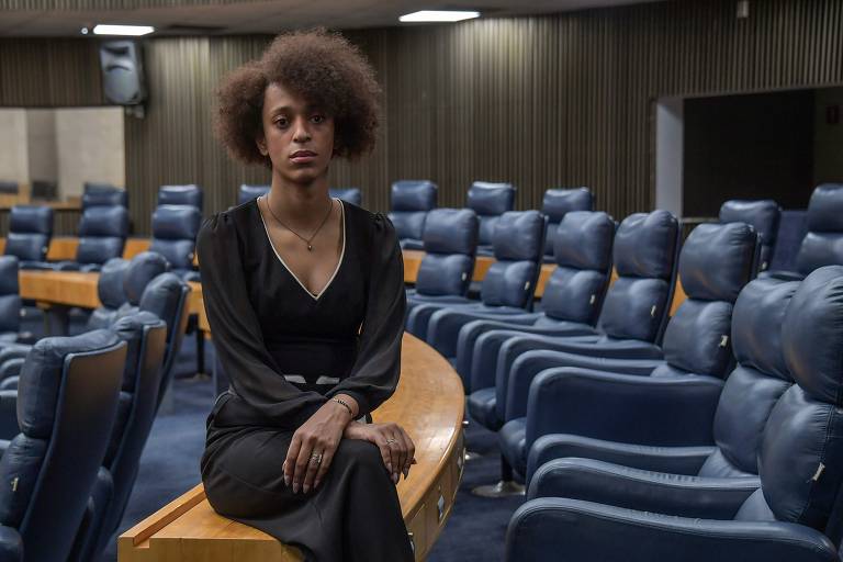 A vereadora trans brasileira Erika Hilton, eleita pelo Partido Socialismo e Liberdade (PSOL), posa para foto durante entrevista à AFP, na Câmara Municipal de São Paulo, em São Paulo, Brasil