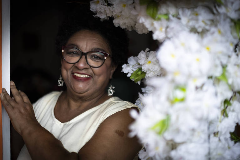 Dona Jacira, mãe de Emicida e Fióti, convida público à mesa em novo podcast