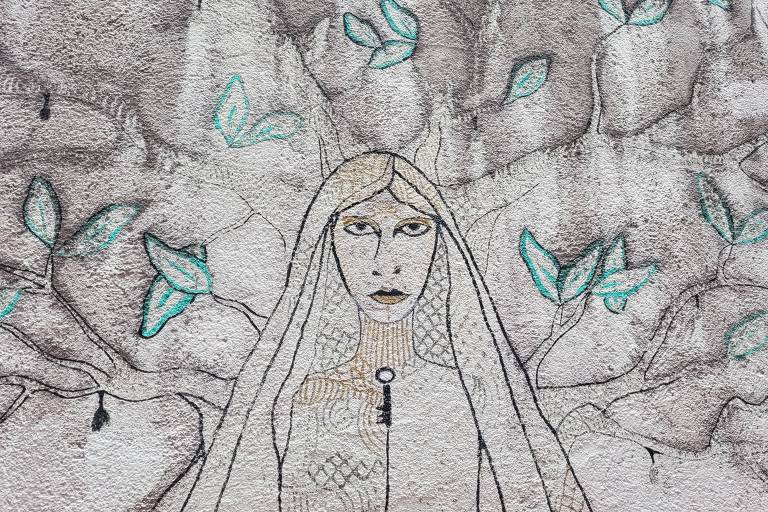 ilustração de mulher com véu, chave pendurada no pescoço e ramos de oliveira com folhas nas costas