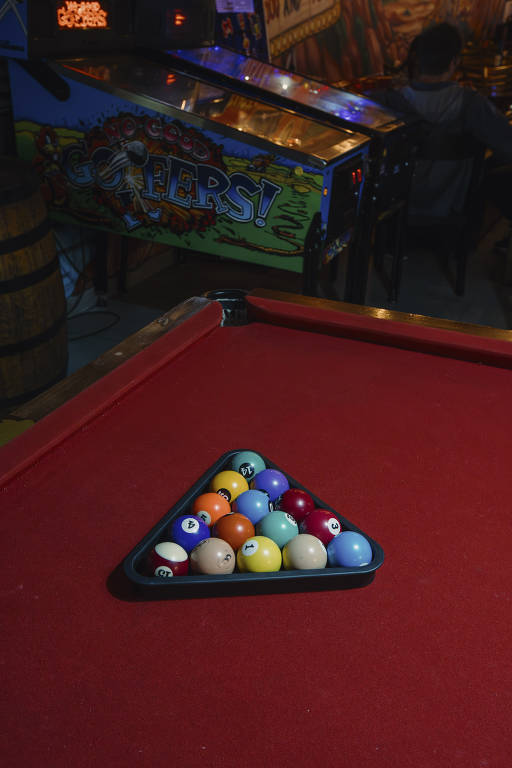 Veja ambiente do Ball Five Bar, especializado em sinuca na rua Augusta