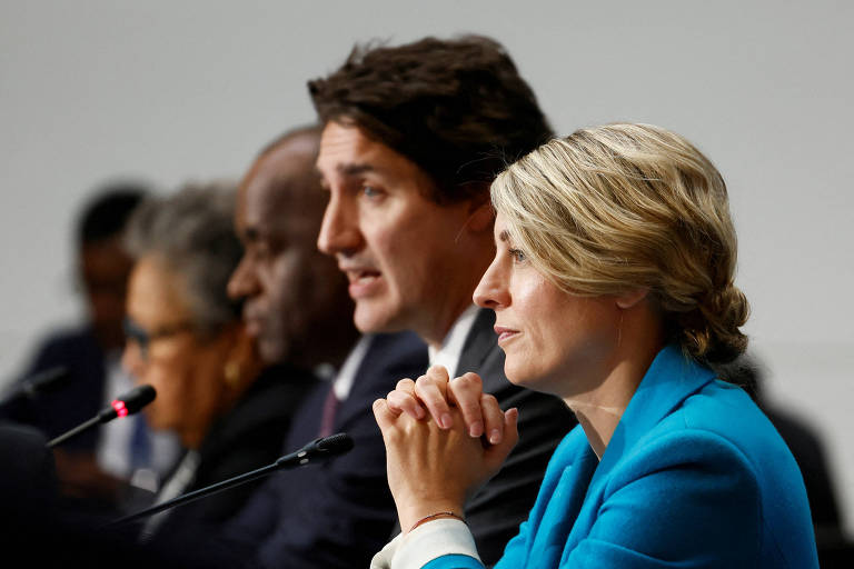 Ministra das Relações Exteriores canadense, Mélanie Joly, ao lado do premiê do país, Justin Trudeau
