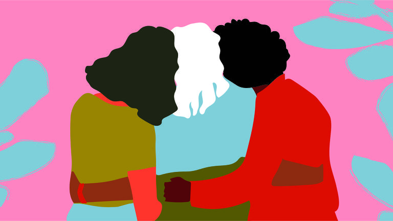 A ilustração de fundo rosa traz três mulheres abraçadas, a da esquerda usa uma camiseta vermelha e tem os cabelos ondulados verdes escuros, a do centro tem os cabelos lisos e brancos e usa uma blusa azul clara, por fim, a da outra ponta usa uma camisa de manga comprida vermelha e tem um cabelo black power preto.