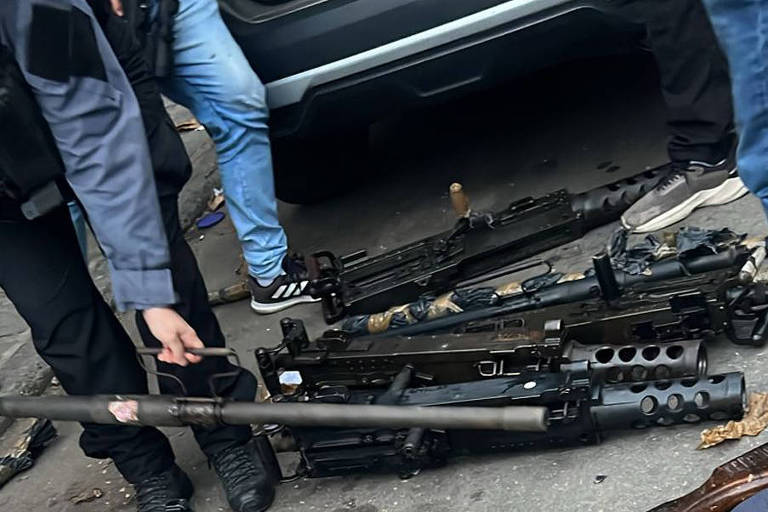 A Polícia Civil do Rio de Janeiro apreendeu, nesta quinta-feira (19), 8 das 21 armas desviadas do Arsenal de Guerra do Exército, em Barueri (SP). Na imagem, as 4 metralhadoras .50 desmontadas