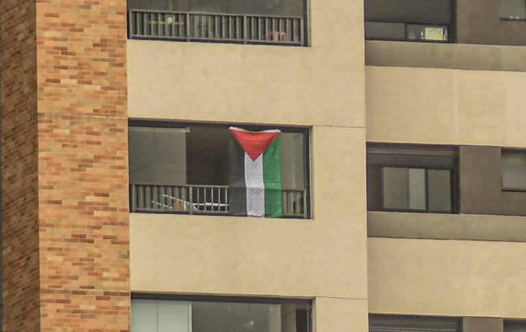 Sinais da guerra em São Paulo. Janela com bandeira da Palestina em prédio localizado na região do Brás. Bandeira faz alusão ao conflito Israel-Hamas