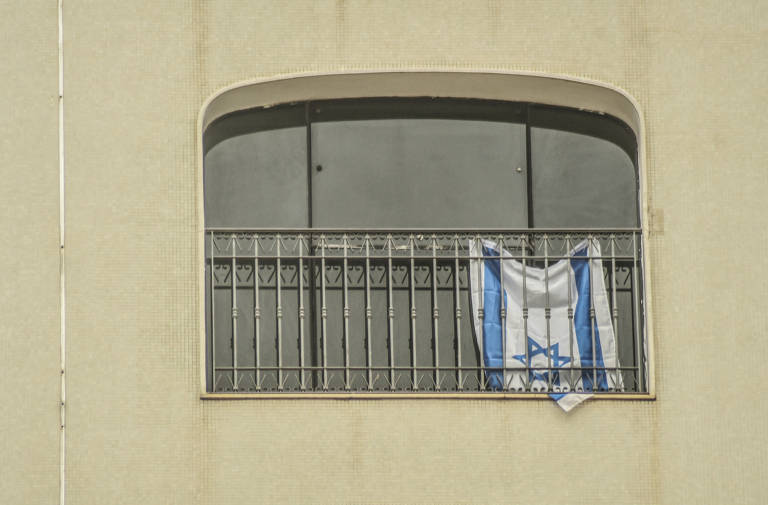 Janela com bandeira de Israel  em prédio localizado ao lado do Parque Buenos Aires, no bairro de Higienópolis