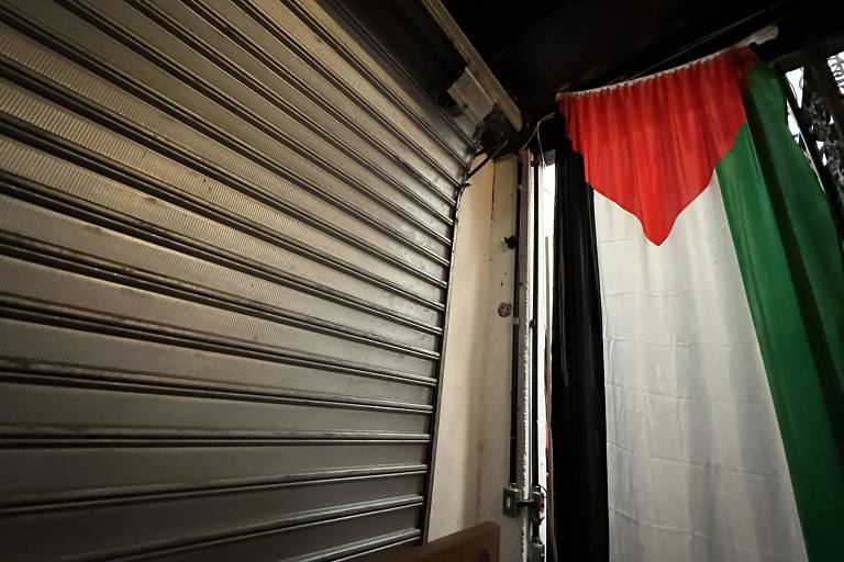 Restaurante palestino e centro cultural localizado no bairro do Bixiga. Cartazes, grafites, bandeiras ilustram um pouco do cenário atual do conflito Israel-Hamas.