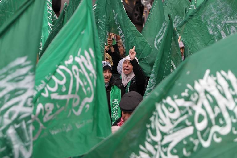 Palestinos celebram em 2012 fim de hostilidades com Israel em meio a bandeiras do Hamas, em Ramallah
