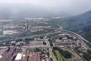 Vista aérea das instalações da Usiminas, em Cubatão