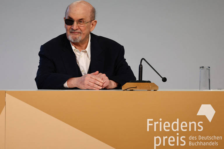 Salman Rushdie participa da Feira do Livro de Frankfurt; veja fotos de hoje