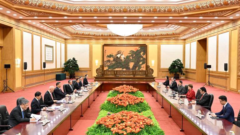 Xi Jinping e outros líderes chineses se reúnem com a presidente do Banco do Brics, Dilma Rousseff, em Pequim, em 19 de outubro de 2023