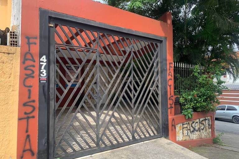 Muro da casa de Amanda Vettorazzo, do MBL, em Taboão da Serra, é pichado