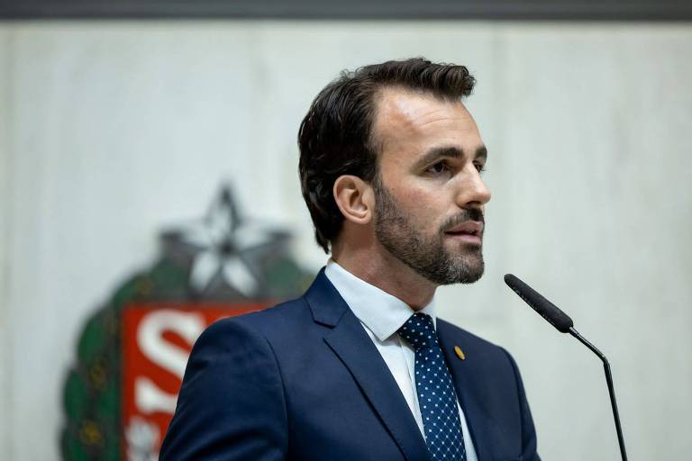 O deputado estadual Lucas Bove durante sessão na Assembleia Legislativa de SP