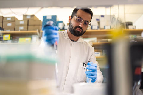 O biólogo molecular Thyago Leal Calvo, cuja pesquisa investiga a expressão de genes neuroprotetores para retardar a progressão de Alzheimer, no laboratório do Innovative Genomics Institute, na Califórnia (EUA)