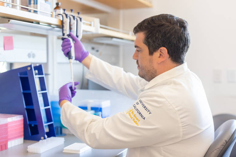Bruno Solano, que pesquisa a terapia gênica para tratamento de anemia falciforme, no laboratório do Innovative Genomics Institute, na Califórnia