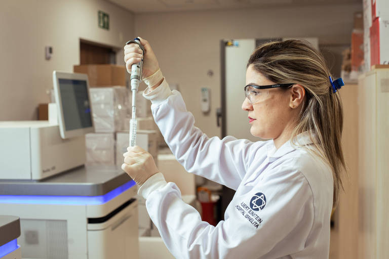 A analista de laboratório Carolina Dias manuseia reagente no laboratório de genética do Hospital Albert Einstein, em São Paulo