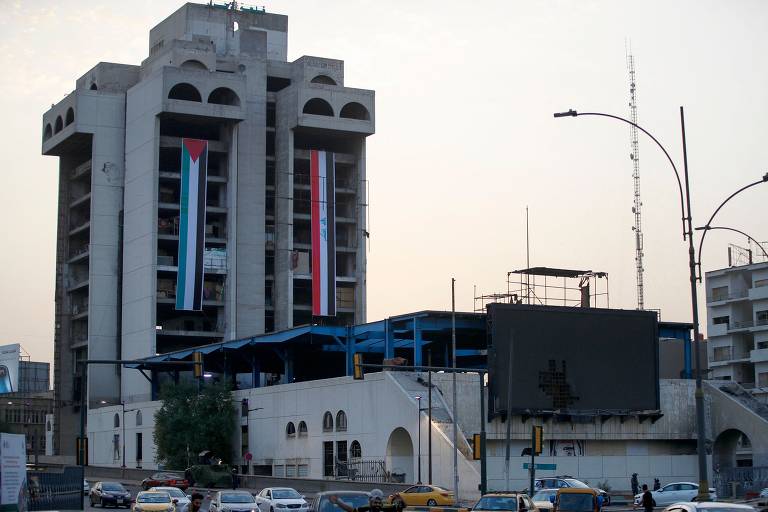 Bandeiras da Palestina e do Iraque penduradas em prédio em Bagdá, capital iraquiana, exibidas em meio à guerra Israel-Hamas