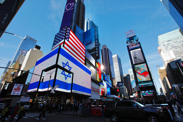 Outdoor exibe bandeira de Israel na Times Square, em Nova York, nos EUA, dias após o início da guerra Israel-Hamas;