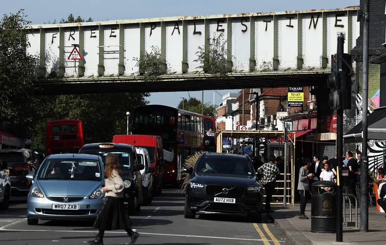 Grafite em ponte ferroviária no norte de Londres exibe o texto "Palestina livre"