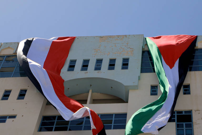 Bandeiras da Palestina (à direita) e do Iêmen (à esquerda), em edifício na capital Sanaa, controlada pelo grupo rebelde iemenita houthi