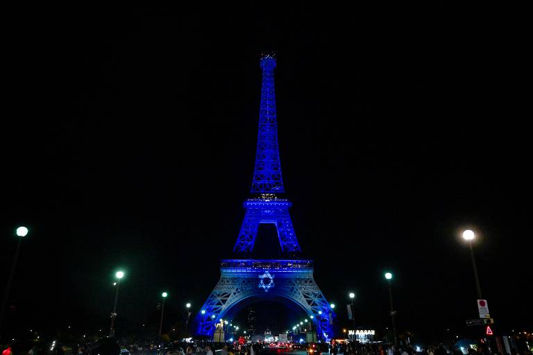 Projeção na Torre Eiffel, em Paris, França, homenageia vítimas do ataque do Hamas de 7 de outubro em Israel