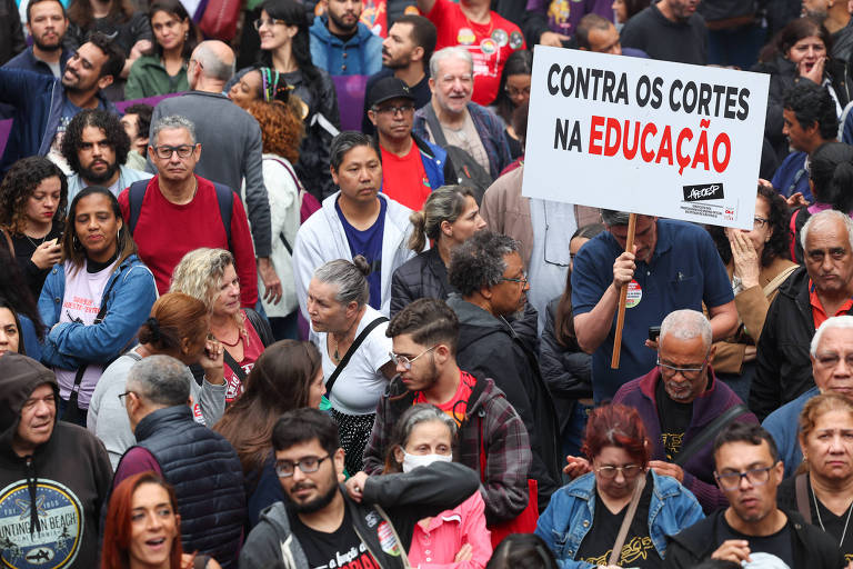 Protesto dos professores, na praça da República, em São Paulo, contra a proposta do governador Tarcísio de Freitas que pode retirar recursos da educação paulista