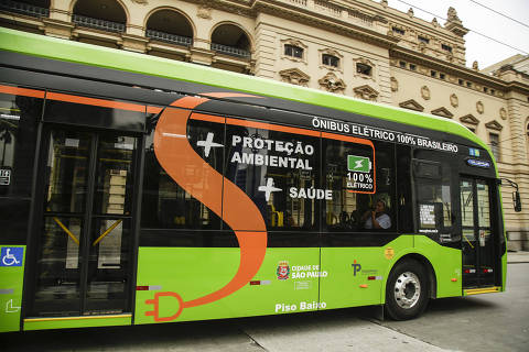 Ônibus elétrico circula pela cidade de São Paulo; meta da Prefeitura é que 2.400 veículos desse tipo, que não poluem, entrem no sistema até o final de 2024 