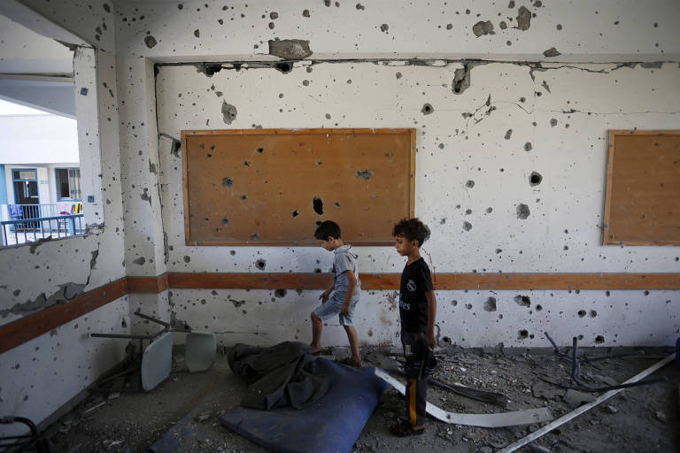 Crianças em escola no campo de refugiados Al-Maghazi no centro da Faixa de Gaza, onde seis pessoas morreram após um bombardeio de Israel 