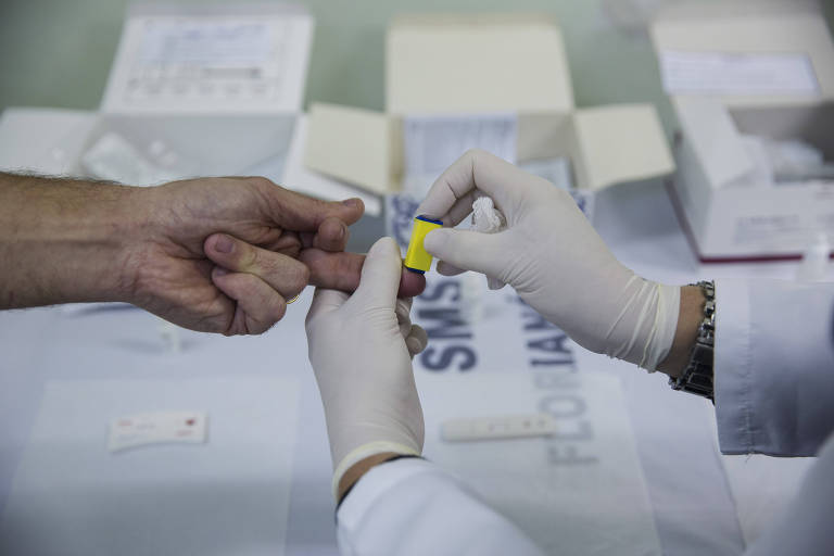 Com longevidade de pacientes com HIV, governo atualiza tratamento