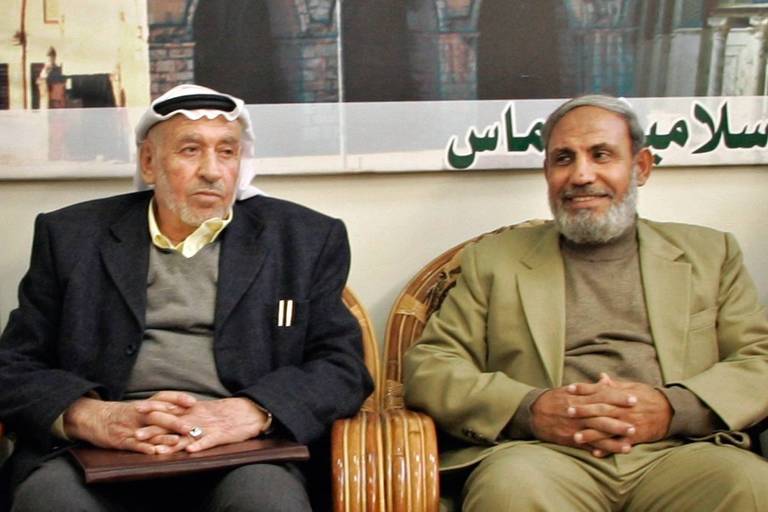 Abd al-Fatah Dukhan (esq.), um dos fundadores do Hamas, ao lado de Mahmoud al-Zahar, em 2006; quando foi entrevistada, Umm Abdo não se deixou fotografar