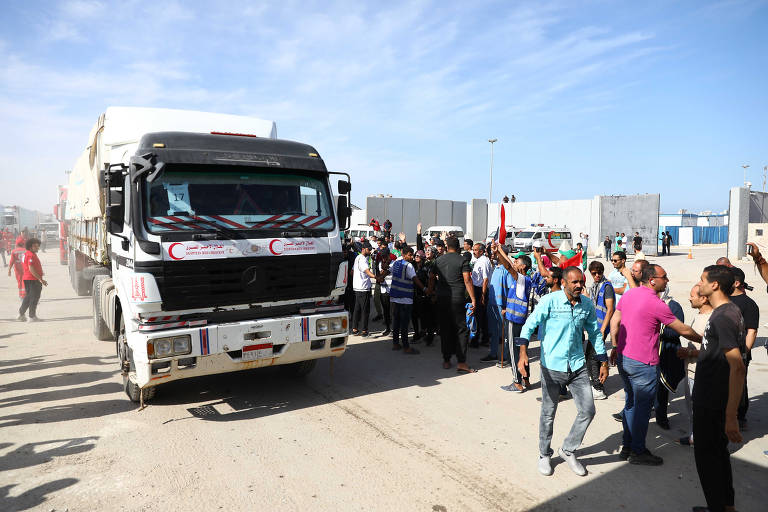 Caminhões de ajuda humanitária entram em Gaza pela fronteira com o Egito