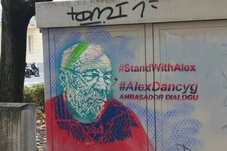 grafite retrata o historiador Alex, com o texto #StandwithAlex