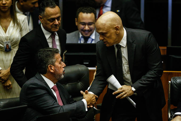 O ministro Alexandre de Moraes, do STF, cumprimenta o presidente da Câmara, Arthur Lira (PP-AL)