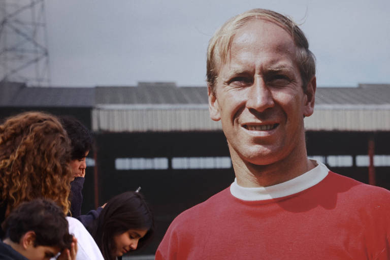 Bobby Charlton, um dos maiores nomes do futebol inglês, morre aos 86 anos