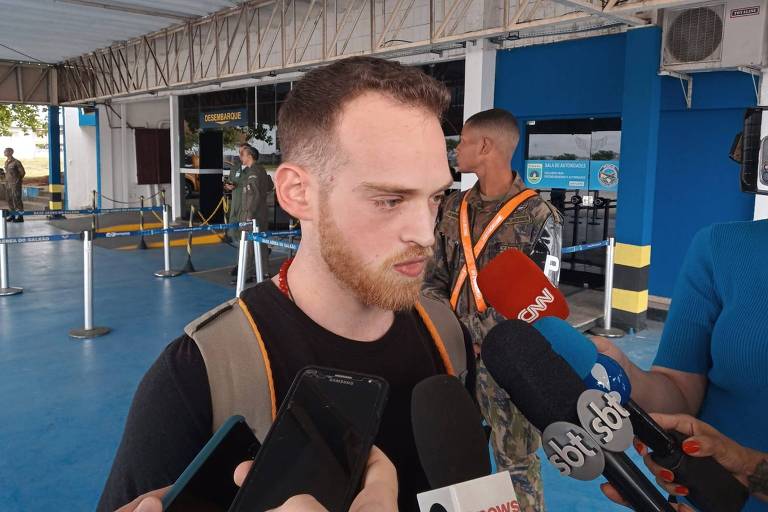 Pedro Terpins, 23, desembarcou na base aérea do Galeão, no Rio de Janeiro, na manhã deste sábado (21). Ele era um dos passageiros de mais um voo da FAB (Força Aérea Brasileira) que trouxe para o Brasil passageiros que estavam em Israel em meio à guerra com o Hamas.