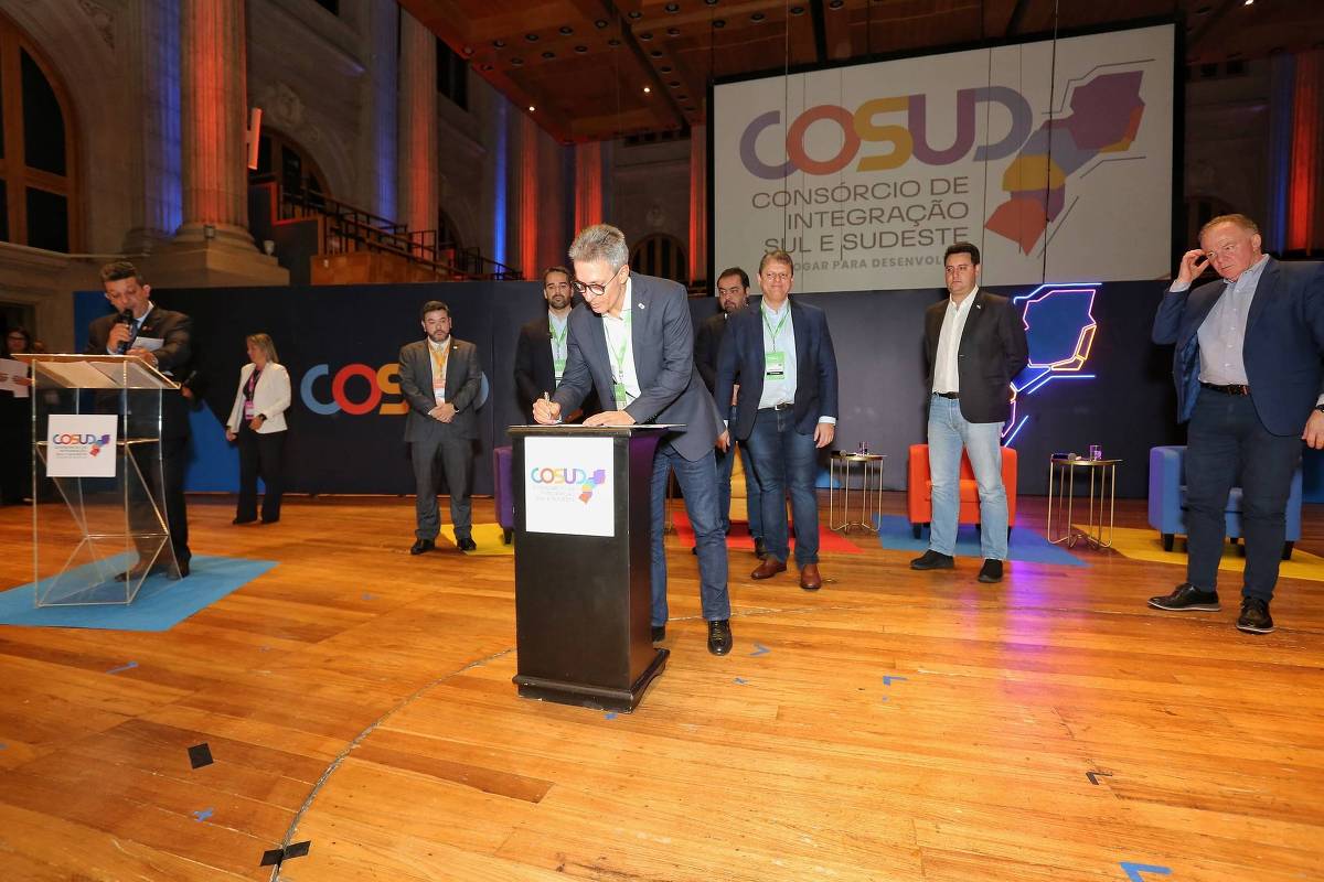 Tarcísio canta música de Magal ao lado de Latino em festa; veja vídeo