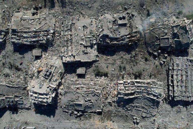 Imagem aérea mostra escombros em al-Zahraa