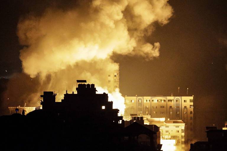 Fumaça cobre o céu após ataque na Faixa de Gaza