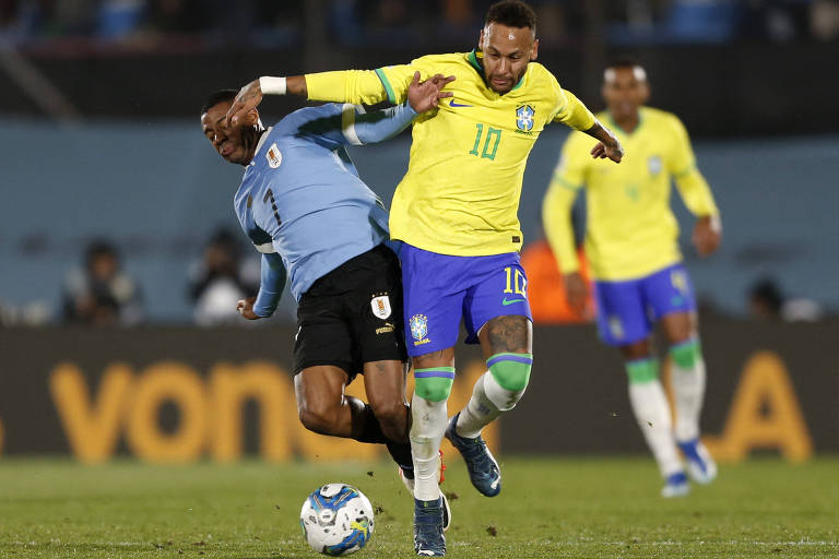 Neymar, do Brasil, usando camisa amarela com o número 10, e De la Cruz, do Uruguai, usando camisa azul celeste com o número 7, disputam a bola no jogo entre as seleções em Montevidéu