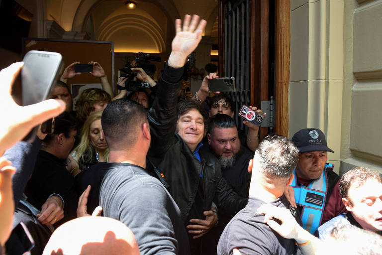 Voto de Milei tem confusão, bate-boca com jornalista e parabéns na Argentina