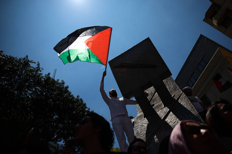 Ato reúne dezenas em apoio à Palestina na Paulista