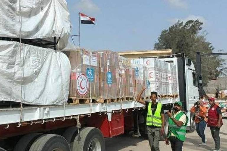 Caminhão com doações na fronteira de Gaza com o Egito
